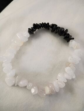 Black Agate White Jade Gemstone Chip Stretch Beaded Bracelet